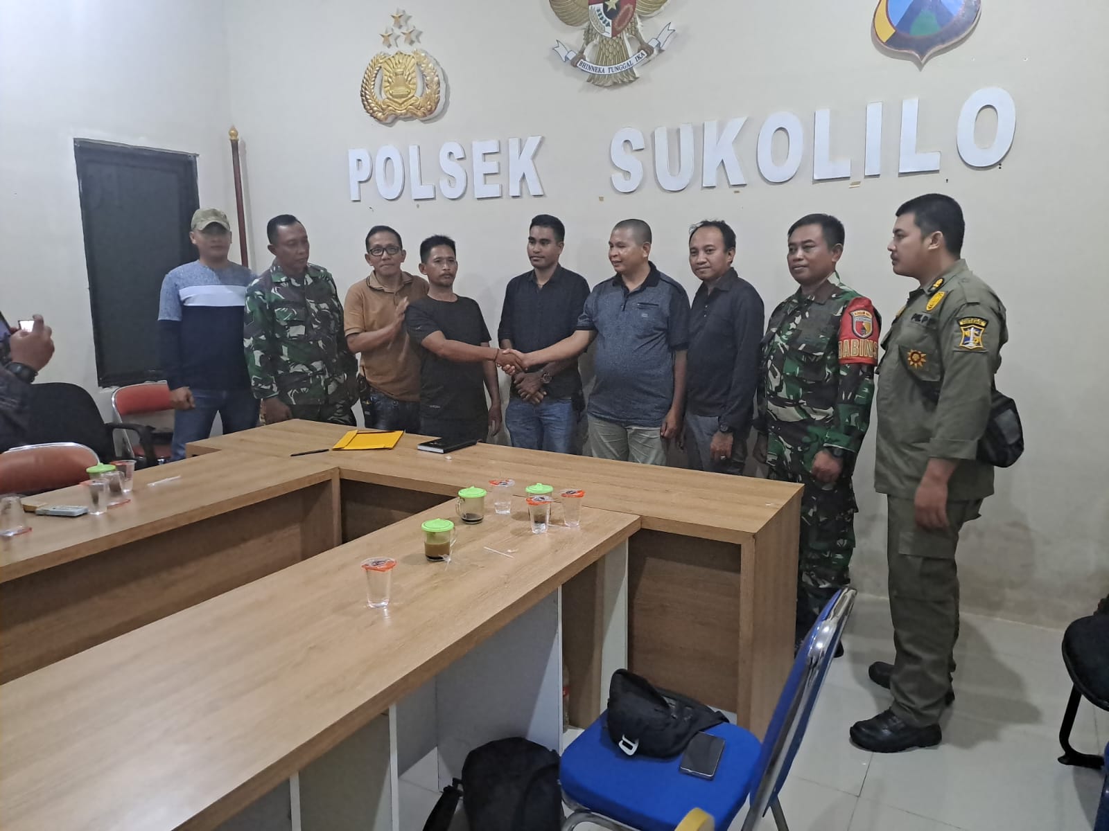 Tawuran antar warga yang terjadi di Jalan Keputih, Surabaya akhirnya berujung damai antara kedua belah pihak, Sabtu (1/5) malam (IST).