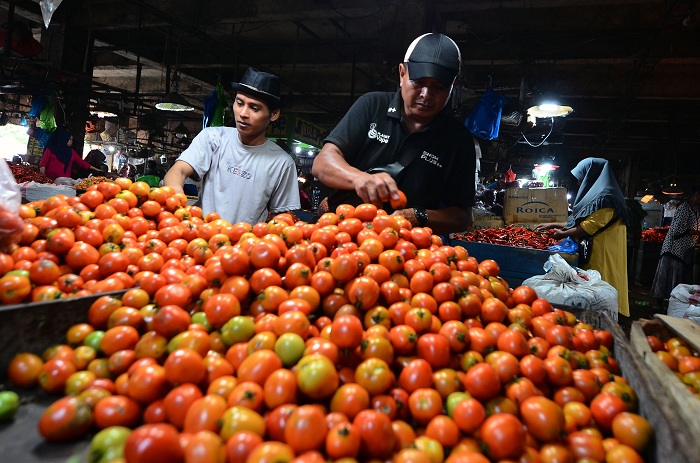 SEGAR: Tomat menjadi salah satu sayur mayur yang tak perlu stempel sertifikat halal. (ANDY SATRIA/RADAR SURABAYA)