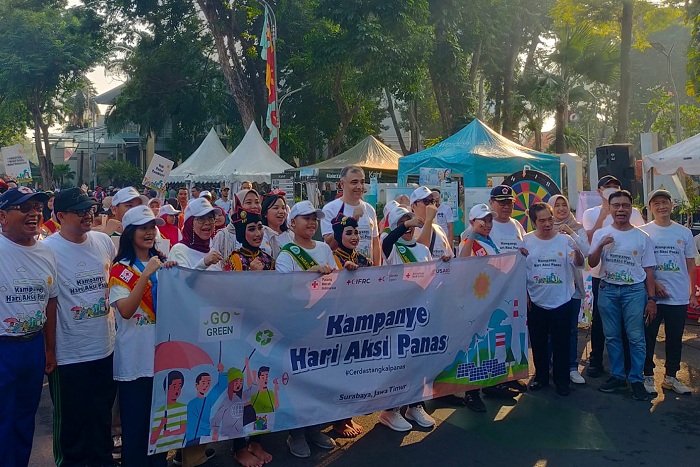 ATASI PANAS: Sejumlah anggota PMI Surabaya menggelar sosialisasi kampanye kesehatan untuk menanggulangi heat stroke saat CFD di Jalan Raya Darmo, Surabaya, Minggu (2/6). (SURYANTO/RADAR SURABAYA)