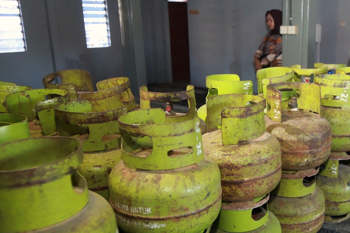 SIAP-SIAP: Sesuai instruksi pemerintah secara nasional, warga Jatim juga harus membawa KTP jika ingin membeli LPG ukuran 3 kilogram. (ANDY SATRIA/RADAR SURABAYA)