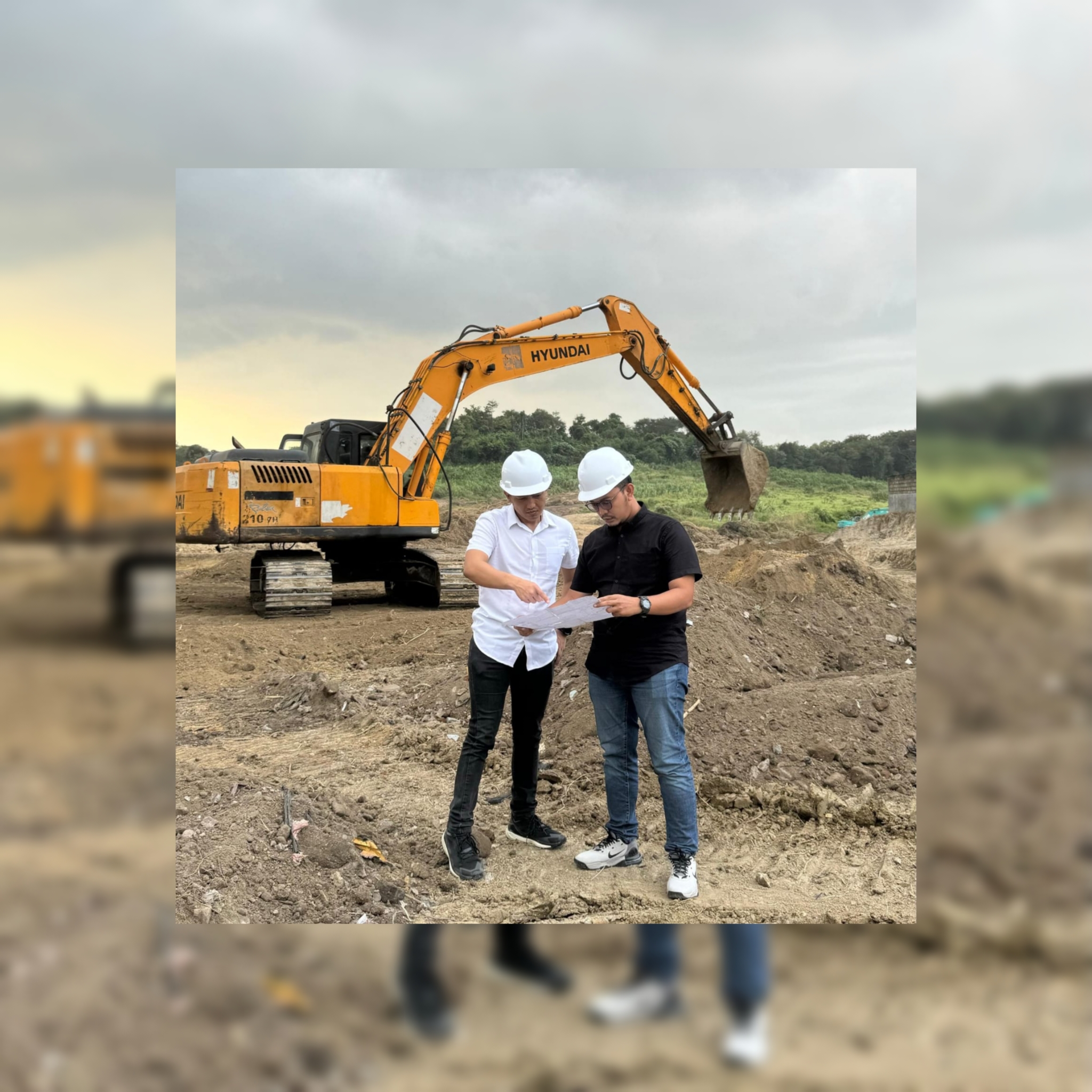 Gideon Caraka (kiri) bersama Saiqul Umam saat meninjau progress pengerjaan di lapangan pembangunan CitraLand Gresik Kota yang segera dipasarkan.
