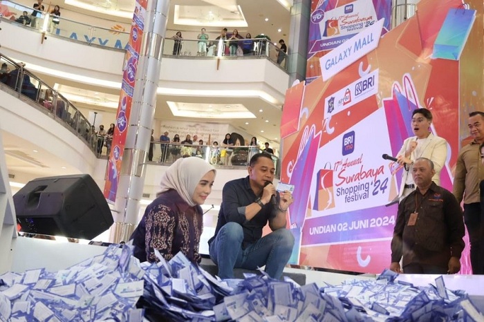 SELAMAT: Didampingi Ketua Dekranasda Kota Surabaya Rini Indriyani, Wali Kota Surabaya Eri Cahyadi mengambil kupon undian pemenang SSF 2024. (SURABAYA.GO.ID)