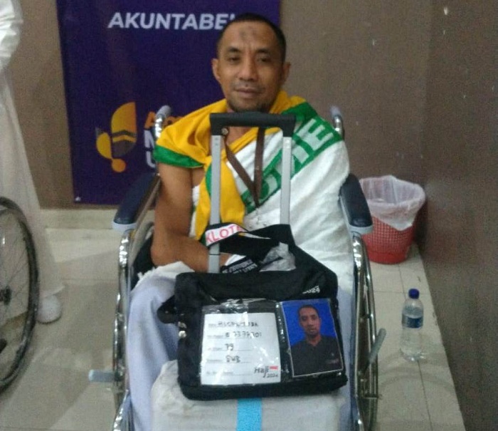 SEMANGAT: Husnil Teba, CJH kloter 79 bersiap menuju Bandara Juanda untuk selanjutnya berangkat ke Tanah Suci menunaikan ibadah haji, Minggu (2/6) pukul 11.10 WIB. (RAHMAT S/RADAR SURABAYA)