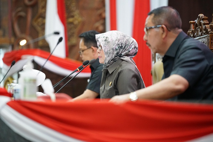 SERIUS: Suasana rapat paripurna DPRD Jatim mengenai pembahasan terhadap Raperda KTR, Senin (3/6). (MUS PURMADANI/RADAR SURABAYA)