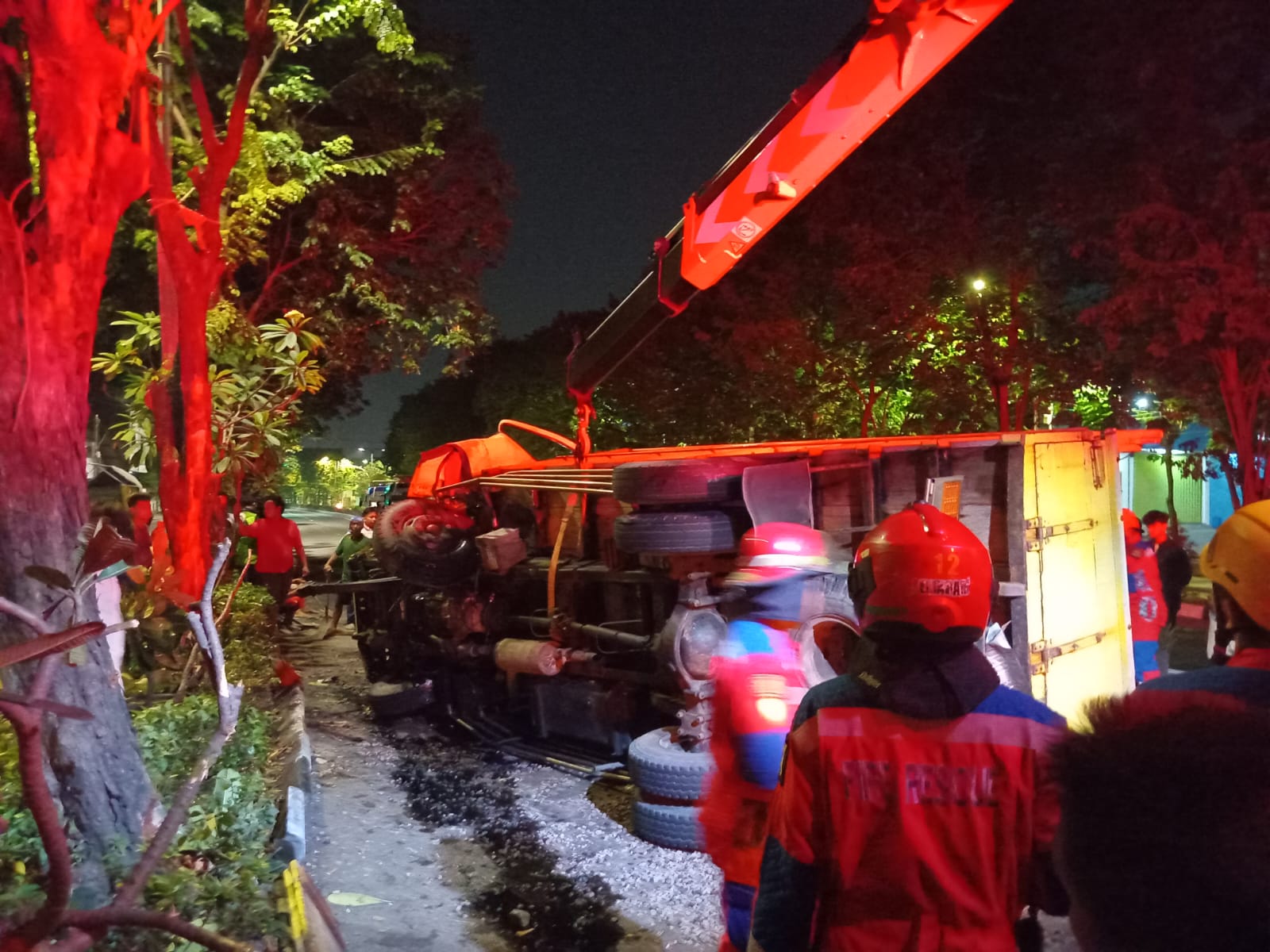 Truk bermuatan koral terguling di Jalan Dupak, Surabaya. Evakuasi memakan waktu karena muatan yang tumpah dan sebagian masih ada di bak (ISTl.