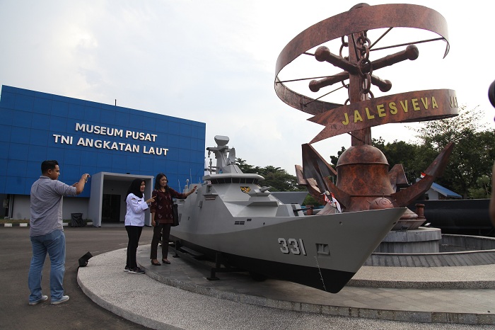 EDUKASI: Dua pengunjung foto di depan Museum Pusat Angkatan Laut di Koarmada II Surabaya. Disbudporapar Surabaya akan bekerja sama dengan Lantamal V Surabaya membuka obyek wisata edukasi di tempat ini