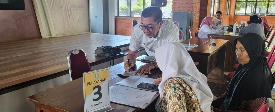 MENYIMAK: CPDB bersama orang tua melakukan konsultasi ke operator PPDB SMA/SMK Jatim, terkait kendala yang dihadapi. (MUS PURMADANI/RADAR SURABAYA)