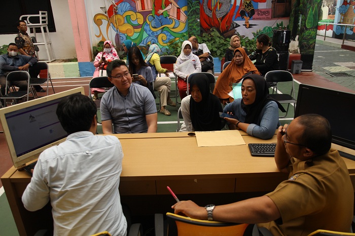 KONSULTASI: Calon wali murid mendapatkan informasi terkait PPDB SMP di Posko Pelayanan dan Informasi PPDB di kantor Dinas Pendidikan Kota Surabaya, Senin (3/6).