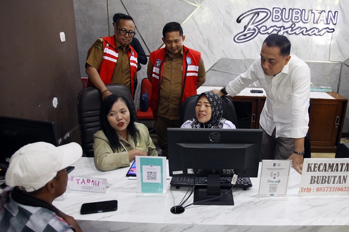 SAPA WARGA: Wali Kota Eri Cahyadi berbincang dengan warga saat berkantor di Kecamatan Bubutan, Surabaya, Senin (6/5) lalu. (SURYANTO/RADAR SURABAYA)