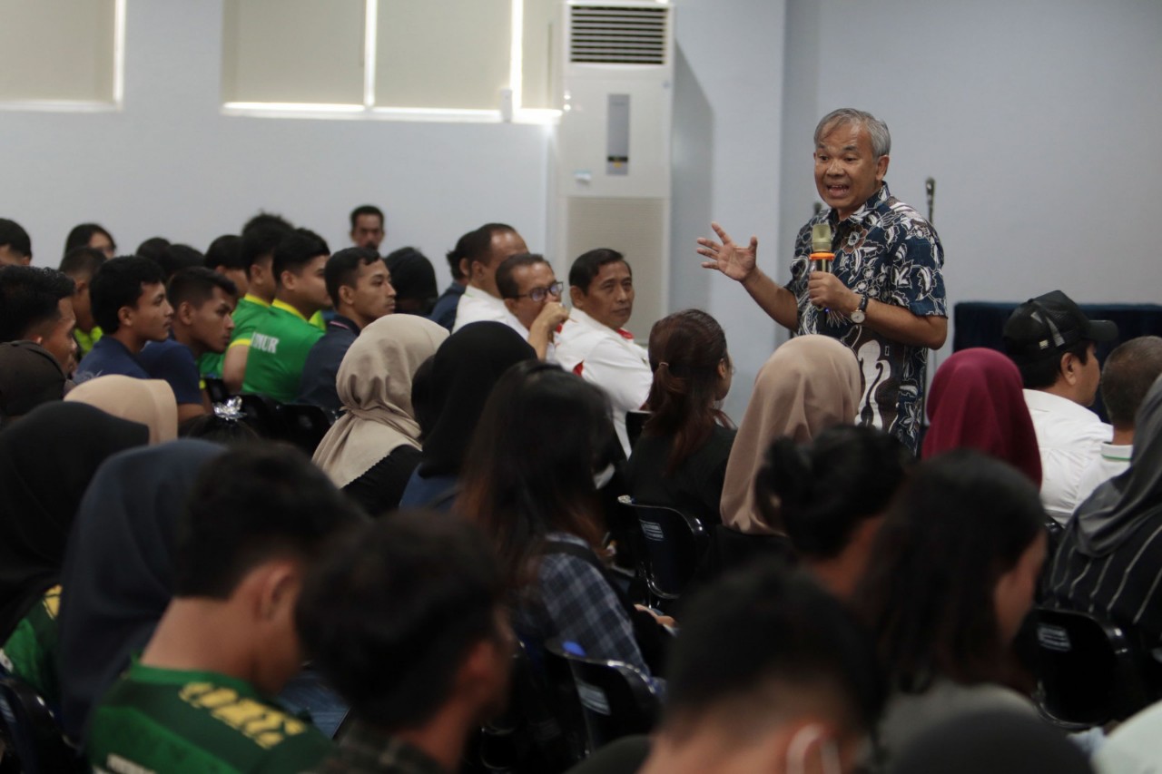 Motivator Aqua Dwipayana saat memberi siraman semangat kepada atlet dan pelatih Jatim.