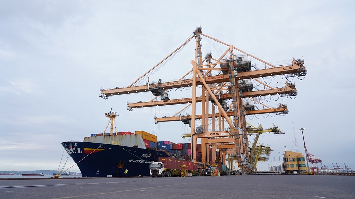 SIBUK: Aktivitas perdagangan internasional atau ekspor impor di Terminal Petikemas Surabaya. (ANDY SATRIA/RADAR SURABAYA)