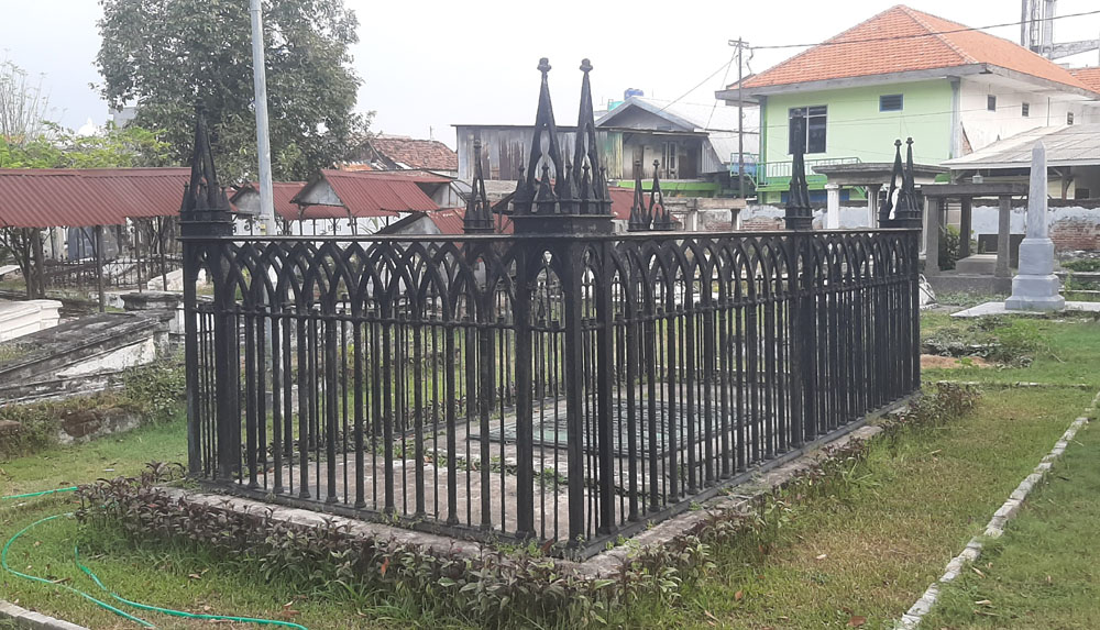 MASIH ASLI: Makam Gubernur Jenderal Hindia-Belanda Pieter Merkus di Makam Peneleh, Surabaya berpagar besi motif gothic.