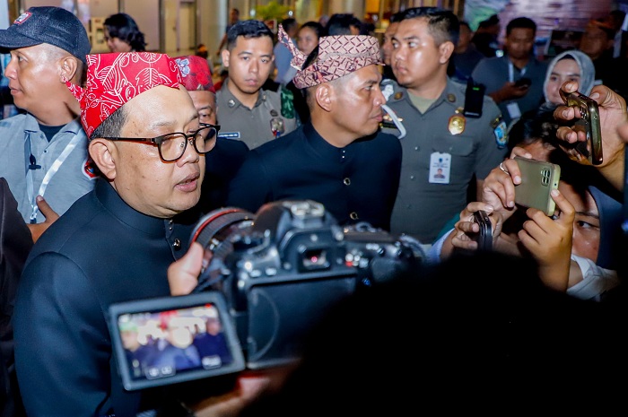 DOORSTOP: Adhy Karyono memberikan keterangan pada media tentang Pilgub Jatim dan pilkada serentak di sela peluncuran Pilgub Jatim 2024 di Grand City Convention and Exhibition Surabaya, Selasa (4/6).