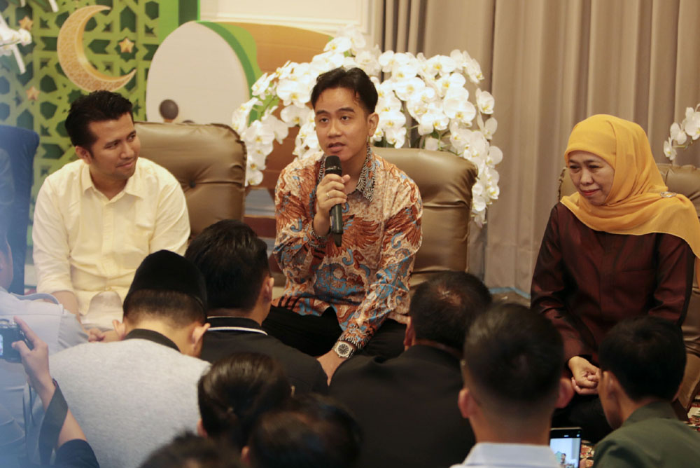 Wakil Presiden Terpilih Gibran Rakabuming Raka didampingi Gubernur Jatim 2019-2024 Khofifah Indar Parawansa dan Wagub Jatim 2019-2014, Emil Dardak, usai pertemuan di kediaman Jalan Jemursari Surabaya.