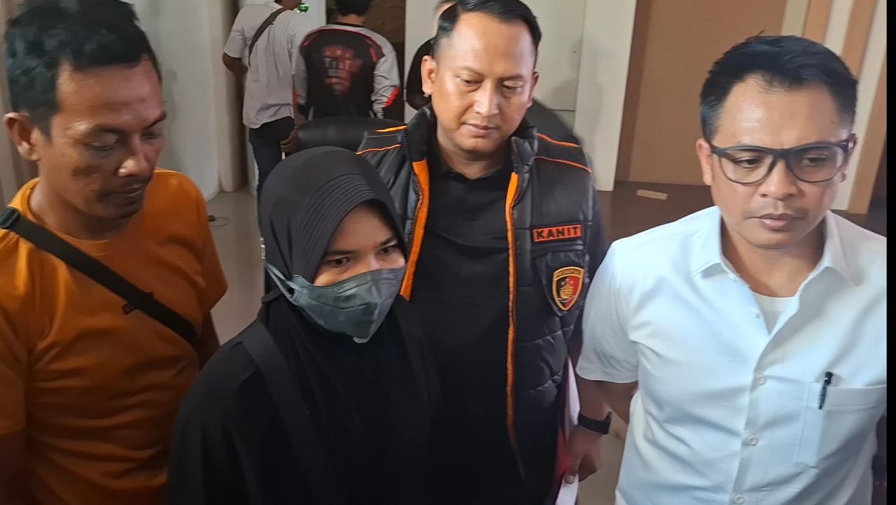 Korban pencurian sepeda motor di KUA Sukolilo, Situ Aminah, mengaku terkejut saat polisi datang memberitahu motornya dicuri (IST).