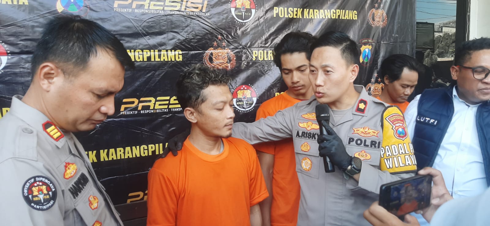 KAWAKAN: Tersangka M Romadhon saat diinterogasi polisi mengaku mencuri motor bergantian pasangan di 21 TKP di Surabaya.