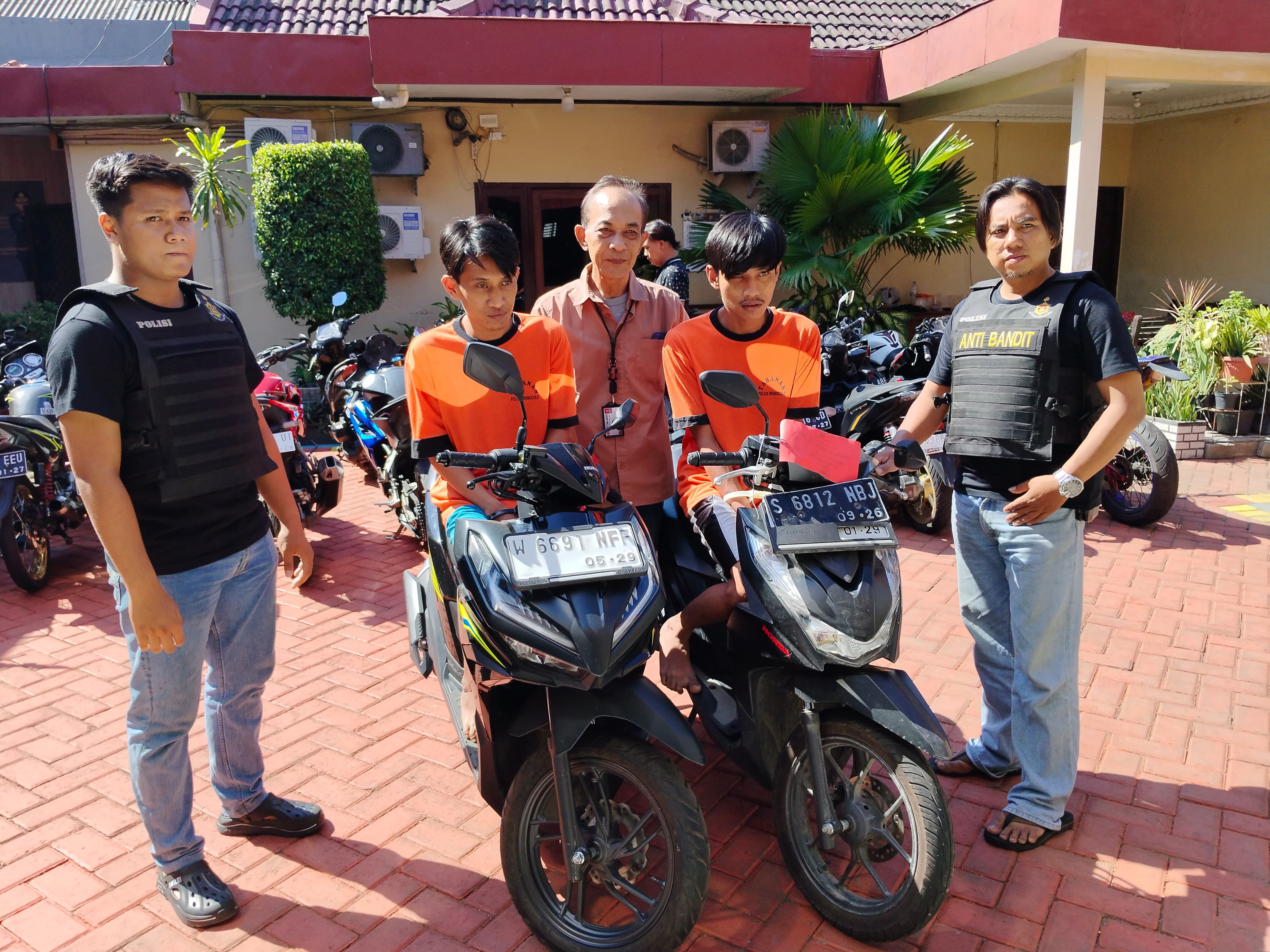 PEMAIN LAMA: Kedua tersangka Mustain dan Soimin dipamerkan di Mapolsek Wonocolo.