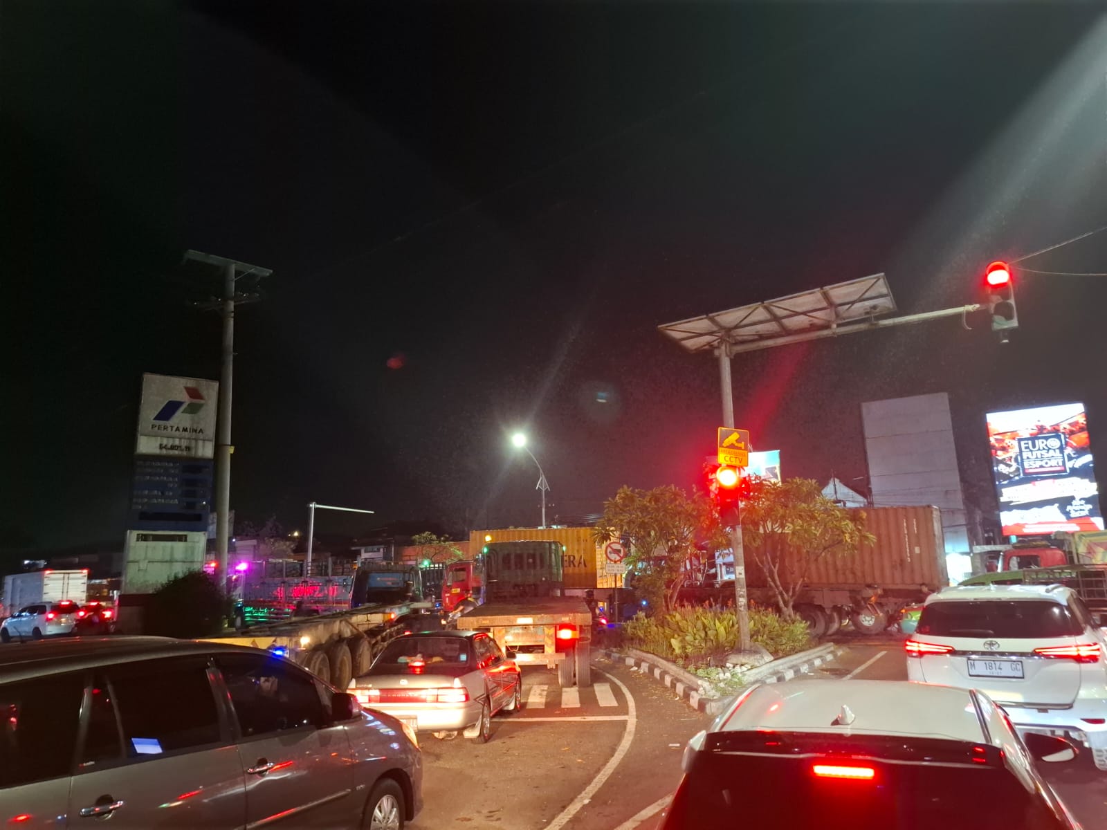 Sejumlah ruas jalan di wilayah Surabaya Utara mengalami kemacetan, Kamis (6/6). Ini dikarenakan barcode solar subsidi yang mengalami gangguan (GUNTUR IRIANTO/RADAR SURABAYA).