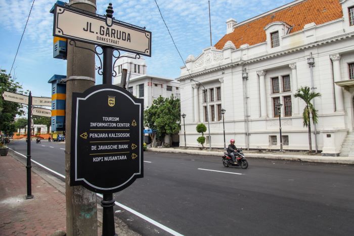 KEREN: Sejumlah papan petunjuk bergaya klasik yang terpasang di kawasan kota lama Zona Eropa Jalan Rajawali, Surabaya, Rabu (5/6). (SURYANTo/RADAR SURABAYA)