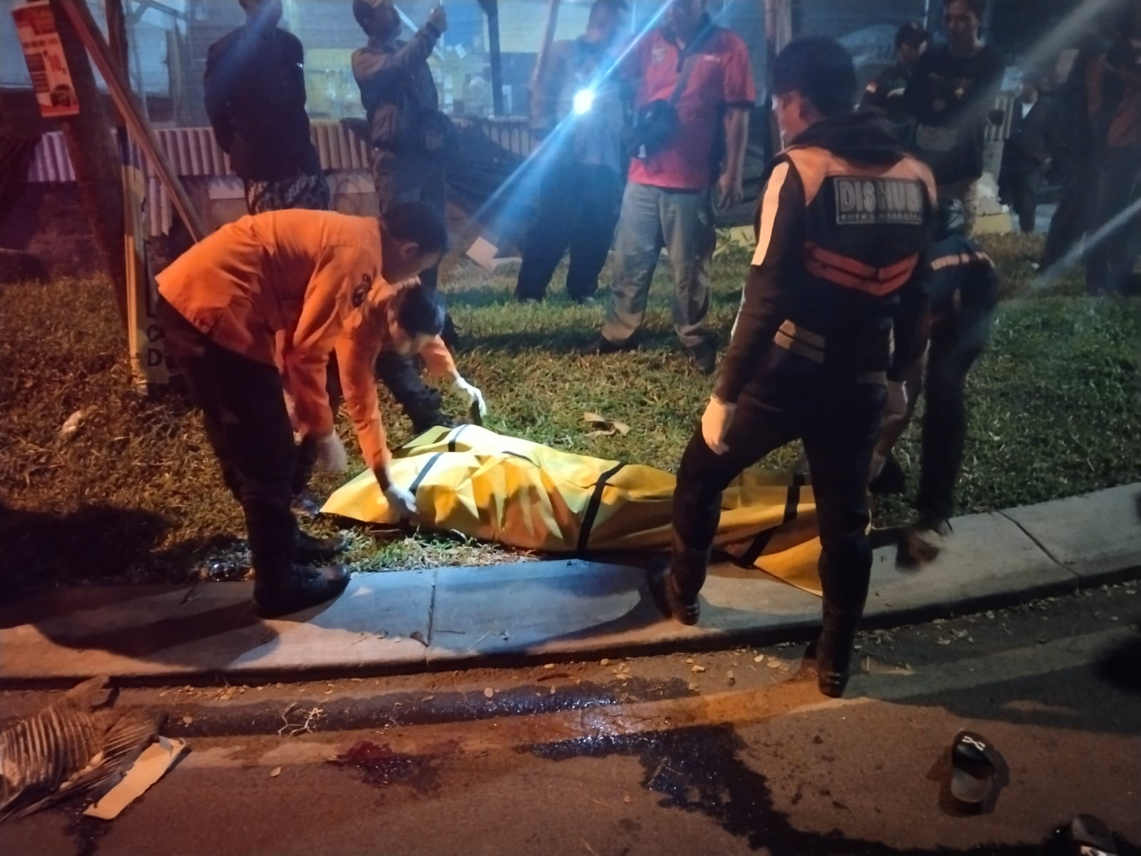Petugas gabungan menggotong mayat korban MCA ke ambulans untuk dibawa ke RSUD dr Soetomo (IST).