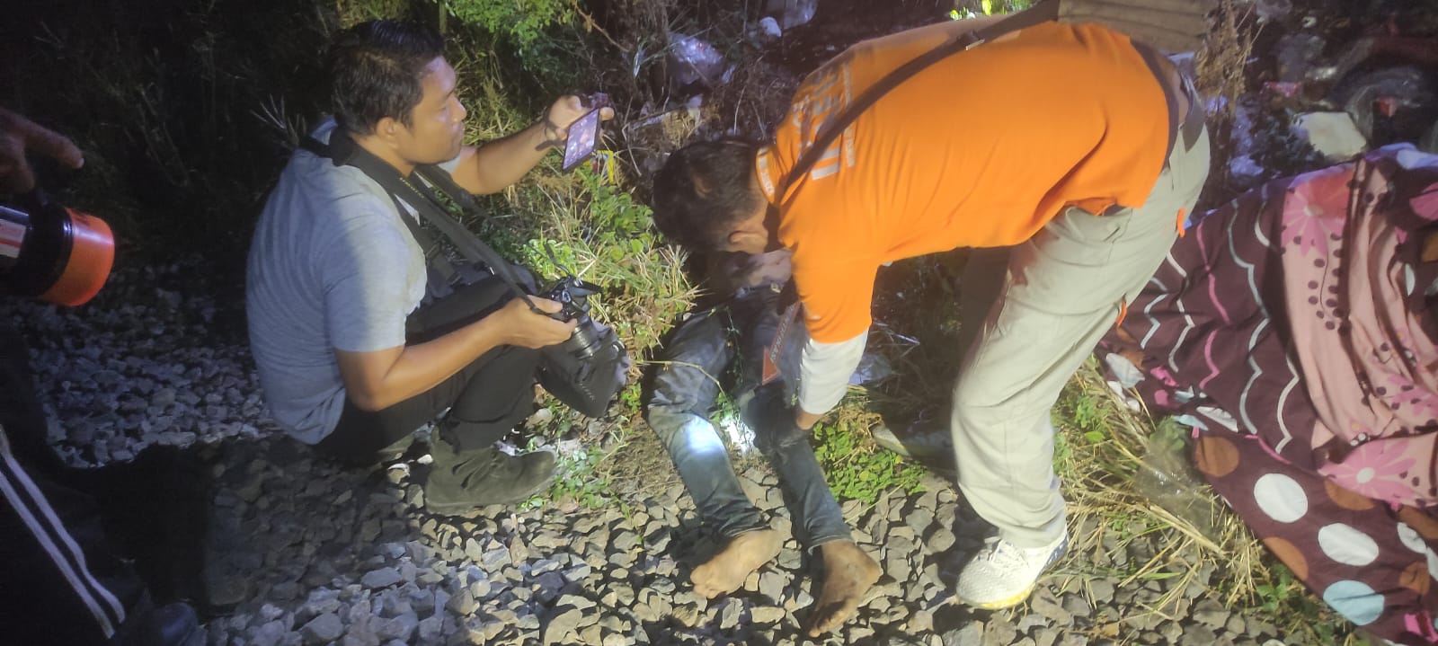 Petugas mengevakuasi korban kecelakaan kereta api di Surabaya (IST).