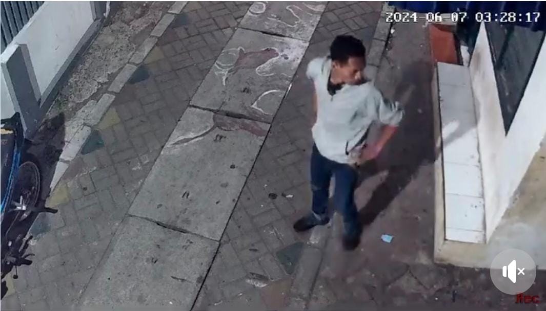 Video rekaman CCTV yang disebut pengunggah sebagai pelaku pencurian sepeda motor di Jalan Semut, Surabaya. IST