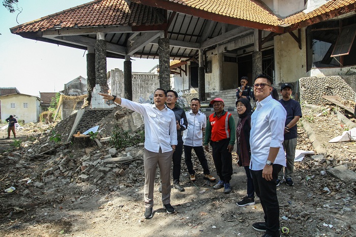 BAHAS PELUANG: Wali Kota Surabaya Eri Cahyadi bersama Ketua Kadin Surabaya Ali Affandi (kanan) saat meninjau revitalisasi komplek TRS-THR , Jumat (7/6). (SURYANTO/RADAR SURABAYA)