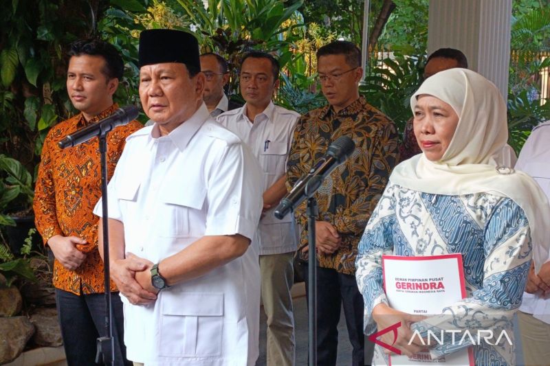 Ketua Umum Partai Gerindra Prabowo Subianto bersama bakal cagub dan cawagub Jatim, Khofifah Indar Parawansa-Emil Elestianto Dardak, dalam konferensi pers di kediaman Prabowo, Jakarta, Jumat (7/6).
