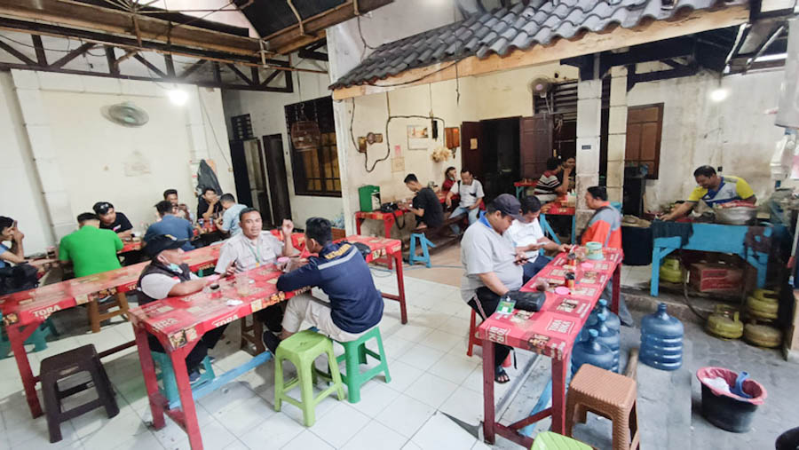 Salah satu warkop yang ada di Surabaya. Bisnis warung kopi kini bertebaran hingga ke perkampungan.