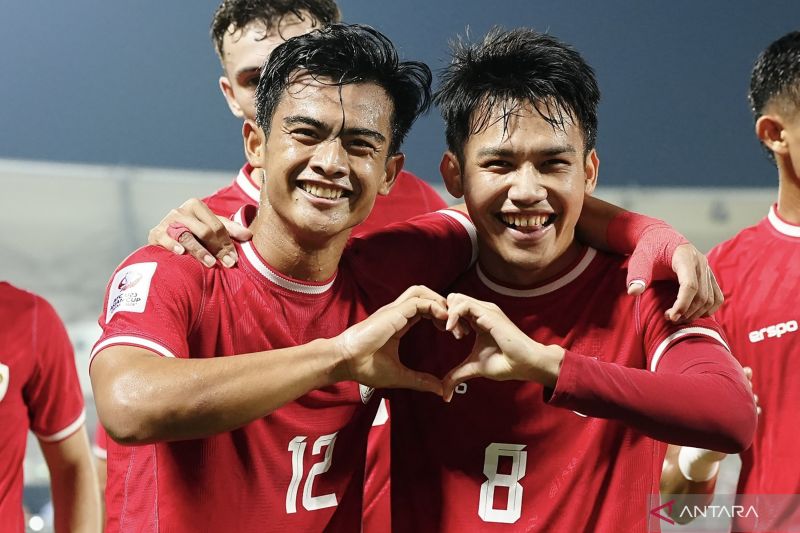 Gelandang Timnas U-23 Witan Sulaeman (kanan) berselebrasi dengan Pratama Arhan usai mencetak gol ke gawang Timnas Yordania U-23 pada Kualifikasi Grup A Piala Asia U-23 2024.