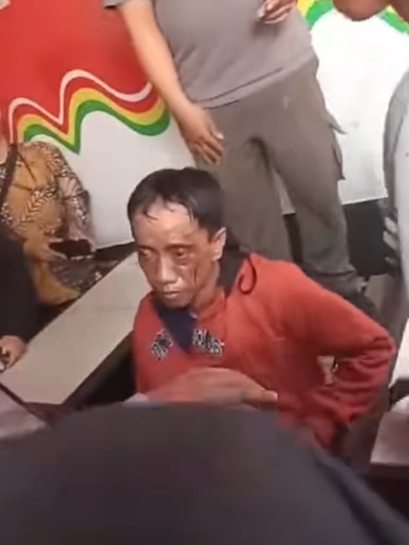 Seorang pencuri motor diamankan polisi bersama warga di warkop usai dihajar massa di Jalan Pakal Madya Surabaya (IST).