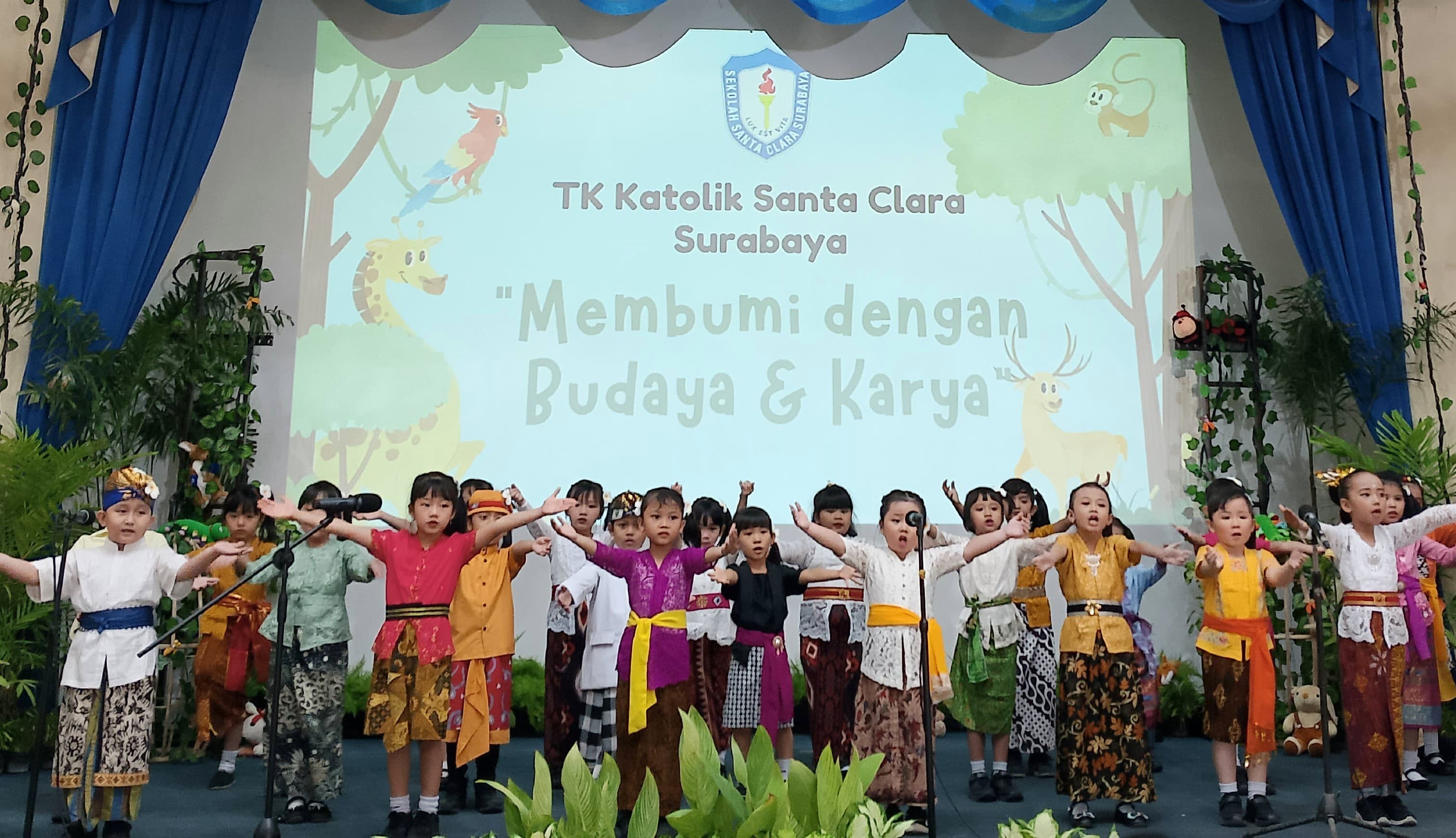 PERCAYA DIRI: Penampilan anak-anak dari ekstrakurikuler menyanyi. Mereka tampil dengan percaya diri menampilkan yang terbaik di hadapan publik.