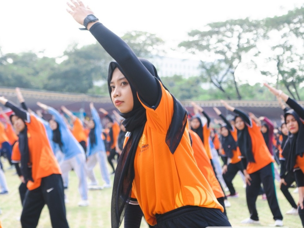 GERAKAN BARU: Gerakan Senam Guru Indonesia (SGI) yang diluncurkan dan diikuti 2.000 guru se-Indonesia di Lapangan Rektorat Unesa Jalan Lidah Wetan Surabaya, Sabtu (8/6).