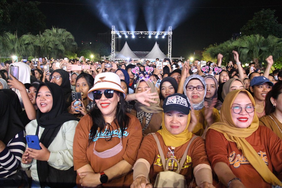 ASYIK: Ribuan warga memadati Taman Surya depan Balai Kota Surabaya menonton Konser Puncak HJKS.