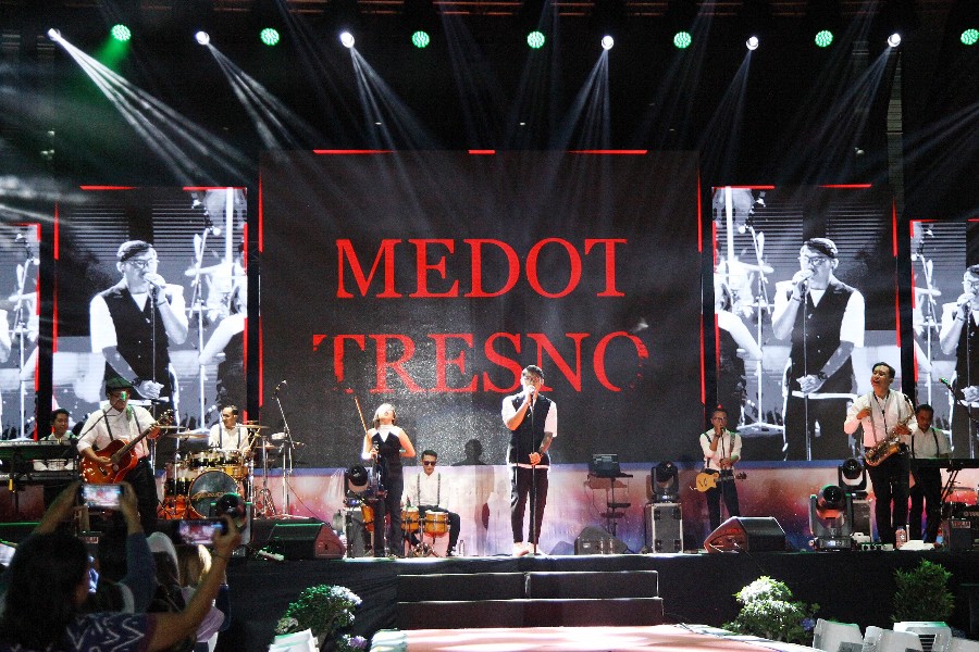 Penampilan Gilga Sahid di Konser Puncak HJKS di halaman Balai Kota Surabaya, Jumat (7/6).