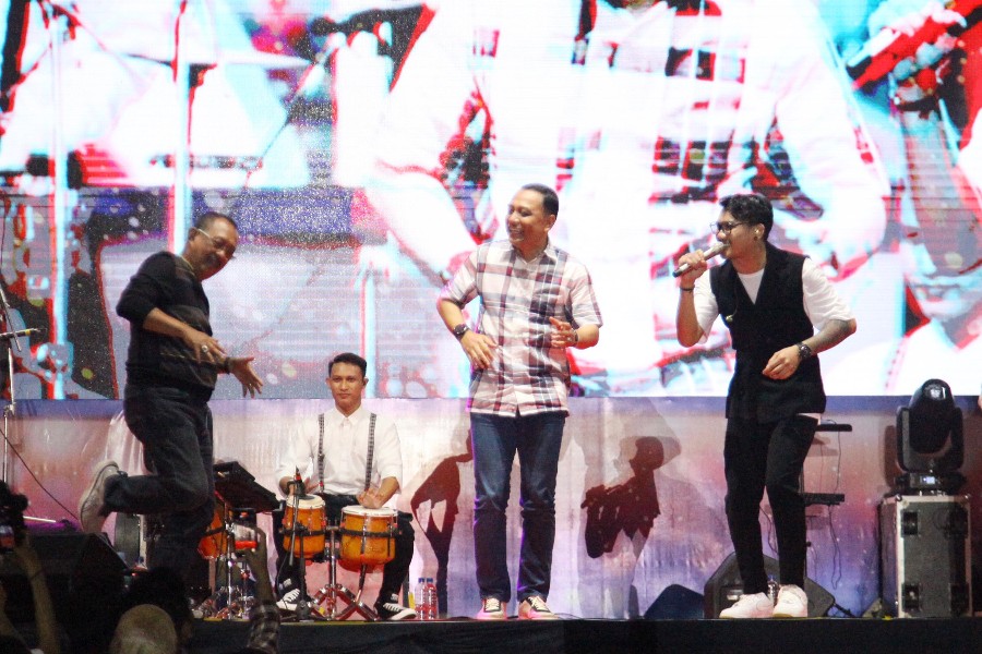 JOGET: Wali Kota Eri Cahyadi (tengah) dan Wawali Armuji (kiri) ikut berdendang mengikuti irama lagu yang dibawakan Gildcoustic dan Gilga Sahid (kanan).