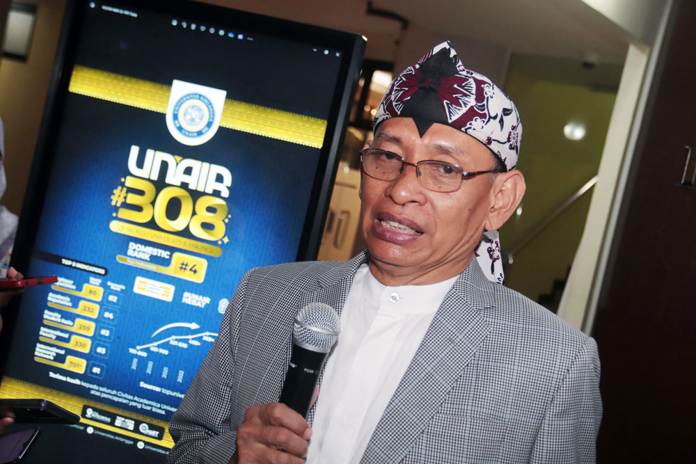 NAIK PERINGKAT: Rektor Universitas Airlangga (Unair) Surabaya, M Nasih memberikan keterangan terkait naiknya peringkat kampus tersebut di posisi 308 dunia, di Gedung Rektorat Unair, Jumat (7/6).