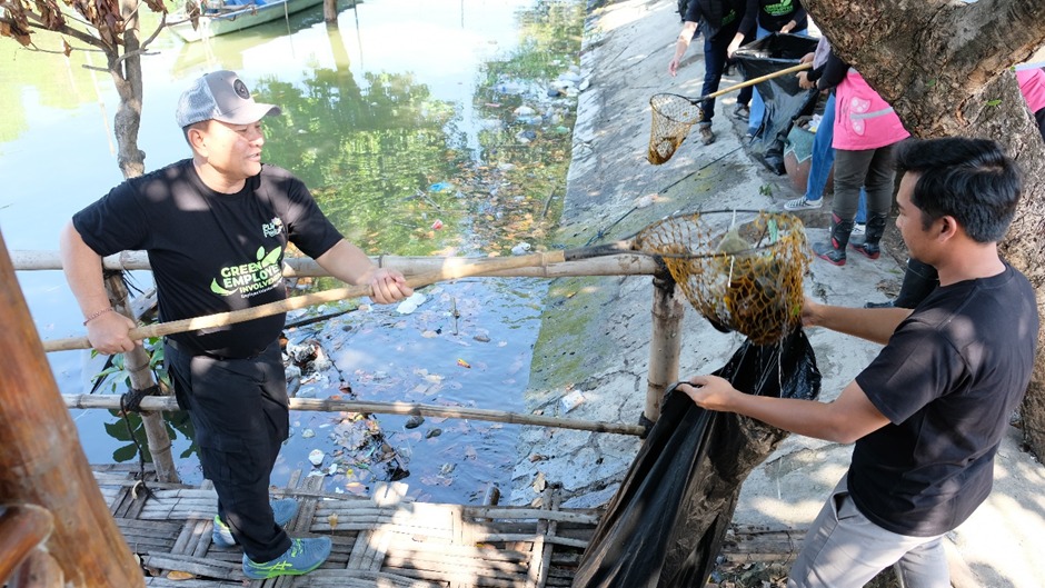 CINTA LINGKUNGAN: Senior Manager Perencanaan sekaligus Plh General Manager PLN UIP JBTB, I Wayan Semudiarsa saat kegiatan bersih-bersih Sungai Kejawan Putih Tambak Surabaya.