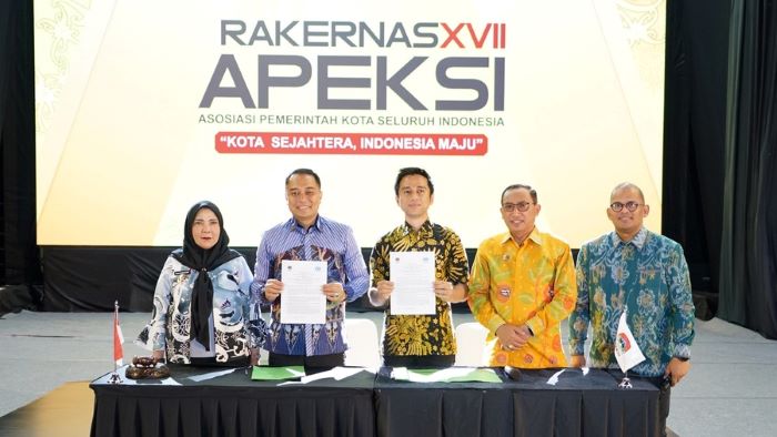 SIAP: Wali Kota Surabaya Eri Cahyadi sekaligus Ketua Apeksi periode 2023-2025 (dua dari kiri) saat menghadiri rakernas di Kota Balikpapan, 1 hingga 6 Juni. (ISTIMEWA)