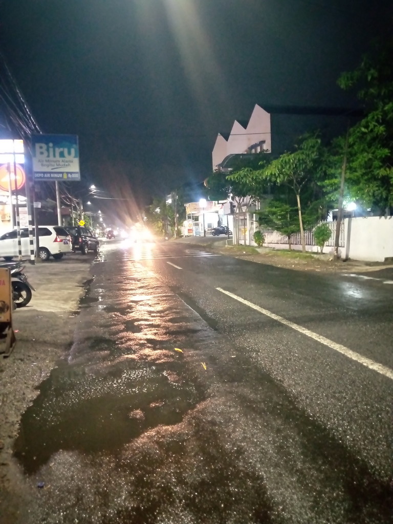 Hujan ringan mengguyur kawasan Rungkut Menanggal, Surabaya (rek).