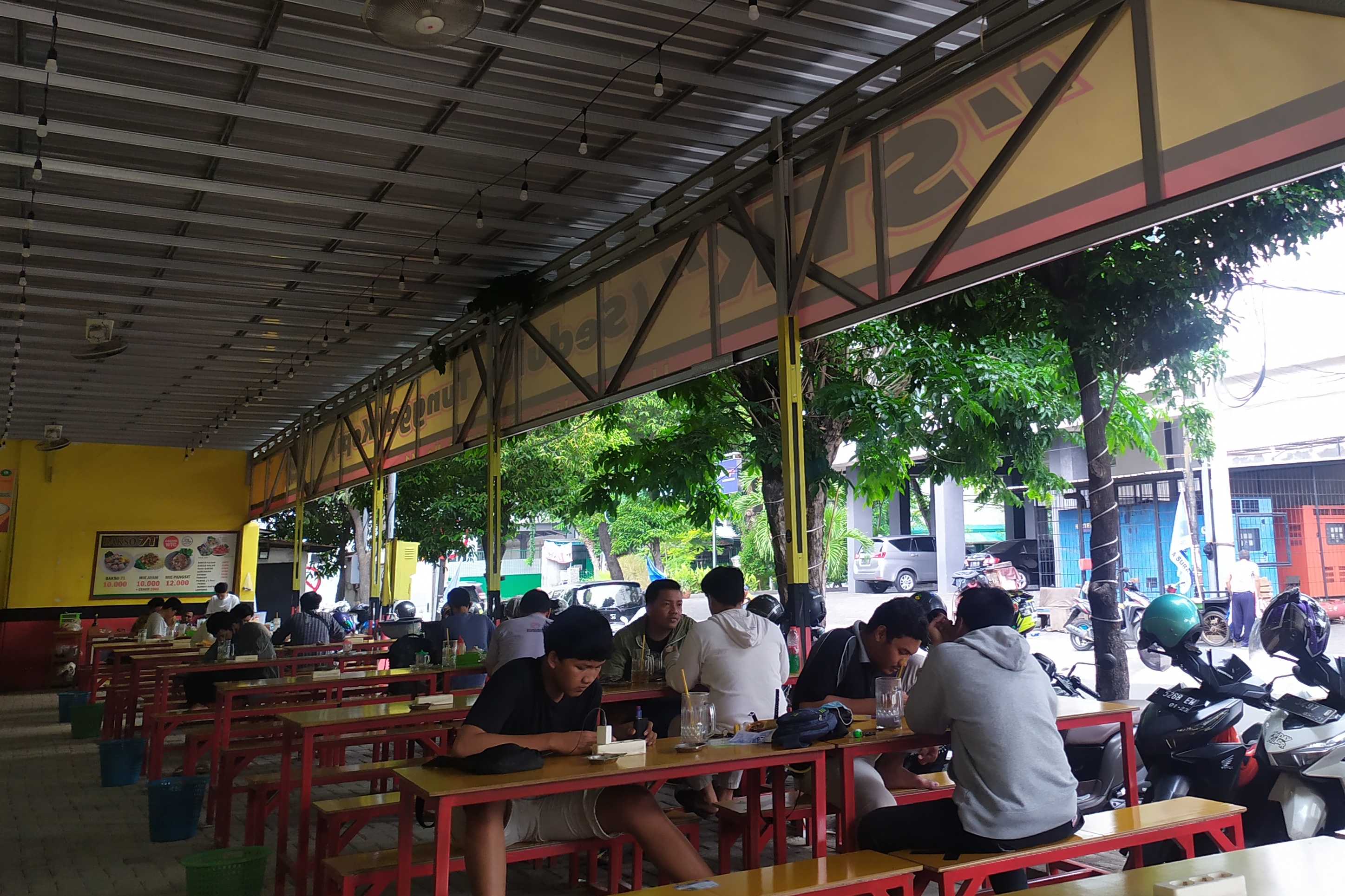 LEBIH MODERN: Bisnis warkop dalam beberapa tahun terakhir sedang menjamur di Surabaya.