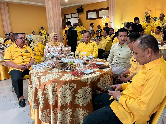 SILATURAHMI POLITIK: Khofifah Indar Parawansa dan Emil Elestianto Dardak di antara para pengurus DPD Golkar Jatim. (MUS PURMADANI/RADAR SURABAYA)