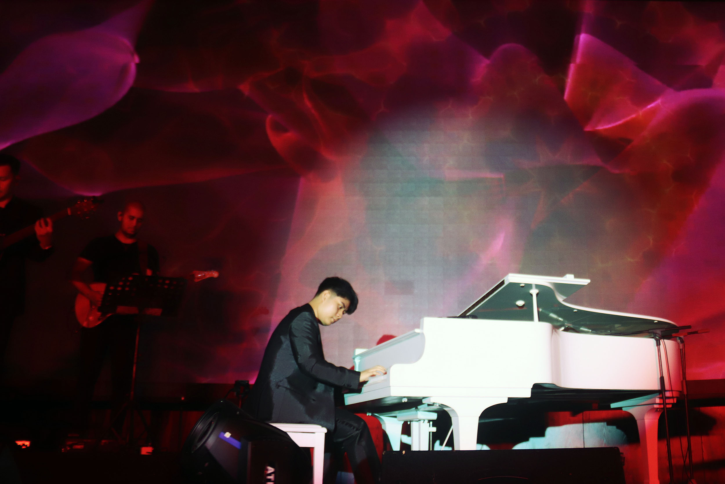 PIANIS MUDA: Jonathan Reynard saat gladi bersih konser tunggal Symphony of Dreams di Ballroom Whiz Luxe Hotel Surabaya, Minggu (9/6).