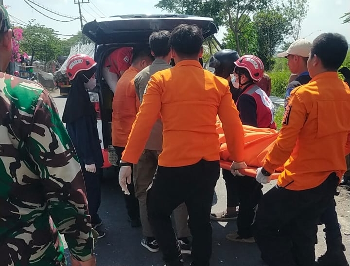 NAHAS: Petugas mengevakuasi mayat korban KH untuk dibawa ke RSUD dr Soetomo, Senin (10/6).