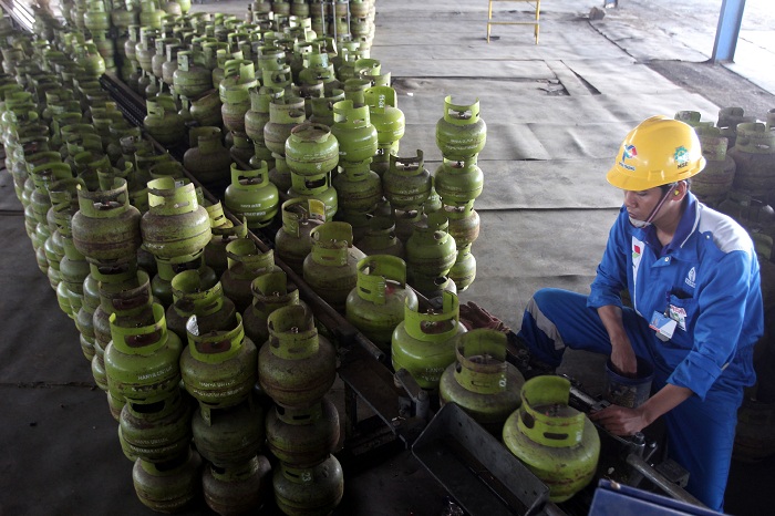 ATURAN BARU: Wali Kota Eri Cahyadi menyebut pembelian gas 3 kg di Surabaya menyesuaikan aturan pusat. (ABDULLAH MUNIR/RADAR SURABAYA)