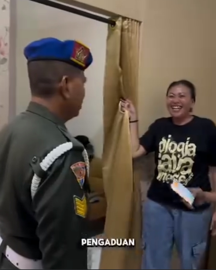 Petugas mengecek salah satu panti pijat di Ruko Darmo Park Surabaya. Aman (IST).