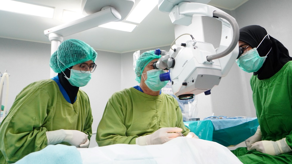 dr. Sahata PH. N., Sp.M (K) dan tim kamar bedah melakukan prosedur ICL penanaman lensa buatan (ICL) dengan Phakic IOL di operating theater RS Mata Undaan Surabaya.