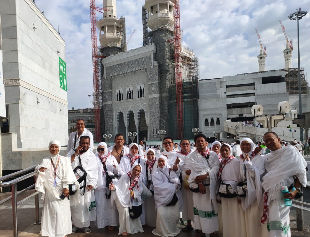 Firman Susanto (dua dari kiri) dan Galang Bayu Prakasa (empat dari kanan) usai melaksanakan umrah wajib.