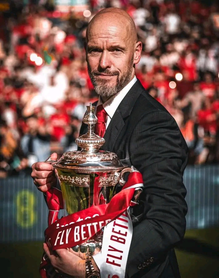 Erik ten Hag membawa MU meraih trofi Piala FA musim lalu (IST).