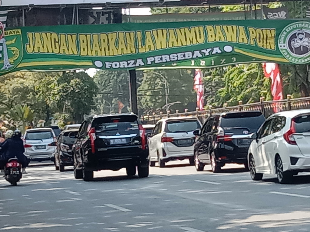 Spanduk raksasa yang dibentangkan oleh Bonek untuk Persebaya menghiasi setiap sudut jalan Surabaya jelang ulang tahun ke-97 (RAHMAT SUDRAJAT/RADAR SURABAYA).